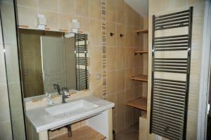 Côte-dAzur-Vacation-Apartment-St.Cesaire-Bathroom-1