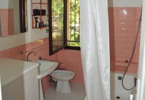 Côte-dAzur-Vacation-Apartment-St.Cesaire-Bathroom