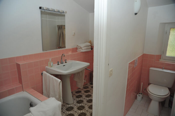 Holiday-Apartment-Eze-Bathroom.